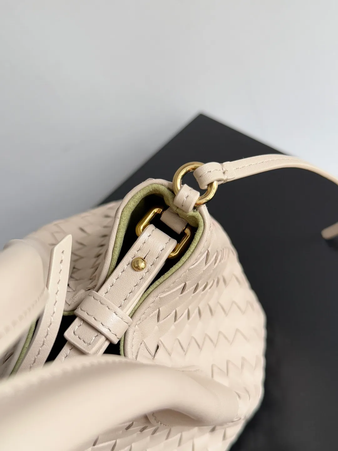 Batch 1660 BOTTEGA VENETA 2025 new product pinacoteca has super soft leather, and the weaving function, practicality and relaxed fashion sense have not fallen behind❤️‍🔥Amway has given sisters a must-have bag when going out. The size of the bag also accurately meets the commuting needs of urban beauties. It can accommodate mobile phones, keys, lipstick, powder, sunscreen, shopping bags...all of it! ! ! 🔥The capacity should not be underestimated~ It does not choose people, clothes, or occasions. With its majestic curved outline, exquisite woven texture, delicate edges and rounded handles, this woven vegetable basket bag truly achieves the goal of "dressing up and being fashionable without getting in the way"~ Are you interested in Jimei? Style number: 819004 Size: 24*15*12cm
